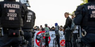 162 Ingewahrsamnahmen bei Klimacamp in Hamm Polizisten und Demonstranten während des Klimacamps im Lippepark. (Archivbild)
