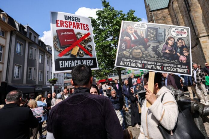 Protestkundgebung zum Sparkasseneinbruch in Gelsenkirchen «Unser Erspartes - einfach weg», klagten geschädigte Sparkassenkunden Anfang Mai bei einer Kundgebung in Gelsenkirchen. Jetzt beginnen die ersten Zivilprozesse gegen die Sparkasse. (Archivbild)