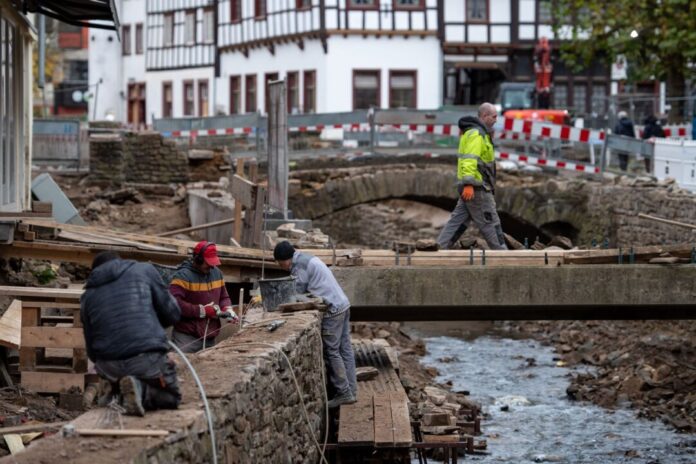 Nach der Flutkatastrophe in Nordrhein-Westfalen Bei der Hochwasser-Katastrophe im Sommer 2021 starben insgesamt mehr als 180 Menschen. In Nordrhein-Westfalen gab es 49 Todesopfer. (Archivbild)