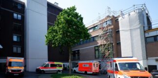 Extremhitze macht NRW zu schaffen In Dormagen mussten einige Bewohner aus dem überhitzten Gebäude geholt werden.