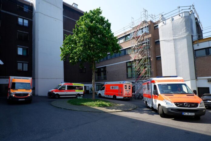 Altenheim wegen Hitze evakuiert In Dormagen mussten einige Bewohner aus dem überhitzten Gebäude geholt werden.