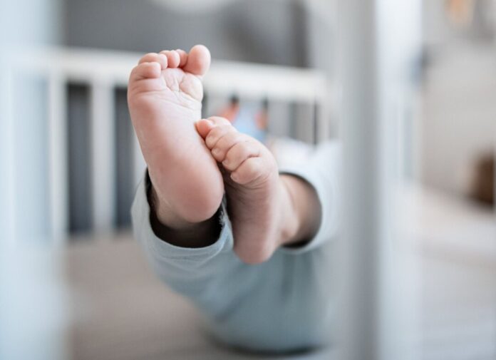 Baby in Gitterbett Sophia und Noah sind die beliebtesten Babynamen in NRW. (Symbolbild)