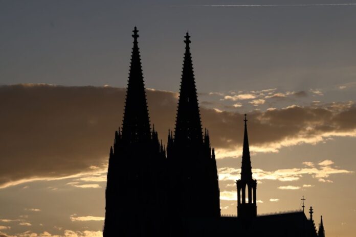 Köln am Abend Die Tage mit kostenlosem Zugang zum Kölner Dom sind für Touristen gezählt. (Archivbild)