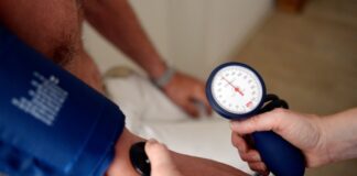 Kreislaufprobleme und mehr durch Hitze – Was Ärzte empfehlen Eine Medizinerin misst den Blutdruck eines Patienten. (Symbolbild)