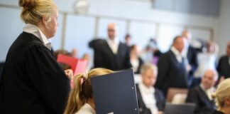 Tod eines Flüchtlings: Angeklagte Polizisten schweigen Tod eines Flüchtlings: Die angeklagten Polizisten schweigen.