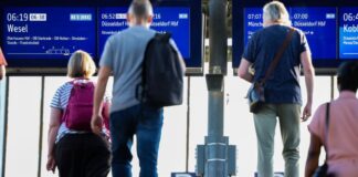 Nach Störung: Bahnverkehr in NRW wieder weitgehend normal Nach der bundesweiten Bahnstörung in der Nacht läuft der Verkehr in Nordrhein-Westfalen wieder weitgehend normal an.