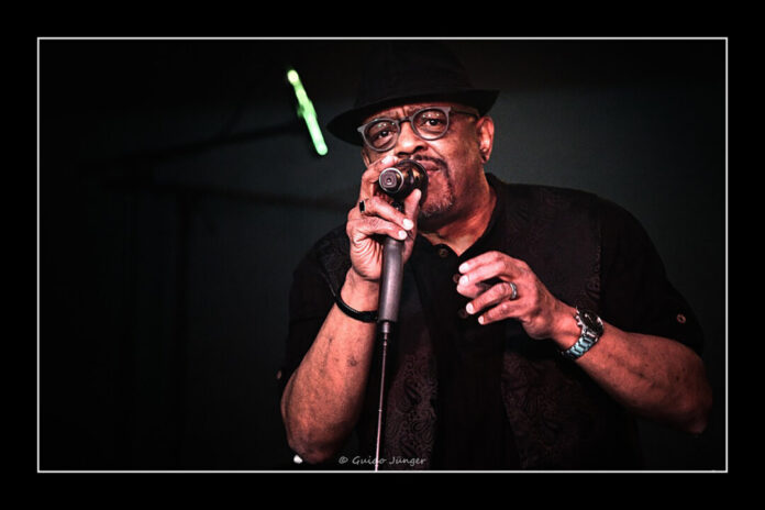001-Larry_C Guido Jünger Zum Eröffnungskonzert des diesjährigen Jazzsommers kommt Larry „Doc“ Watkins Zum Eröffnungskonzert des diesjährigen Jazzsommers kommt Larry „Doc“ Watkins zusammen mit den Bluescats nach Erkrath und präsentiert klassische Blues-Sounds. Foto: Guido Jünger