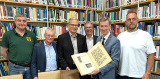 Wertvolle Gedenkbücher zurück in Ratingen Bei der Übergabe der Lintorfer Gedenkbücher im Stadtarchiv (v.l.n.r.): Uwe Springer, Lintorfer Heimatfreunde, Michael Lumer, Ratinger Heimatverein, Ratingens Stadtarchivar Dr. Sebastian Barteleit, Kulturdezernent Harald Filip, Dr. Jens Metzdorf, Stadtarchivar Neuss, und Marcus Janssens, Leiter der Bestandserhaltung des Neusser Stadtarchivs. Foto: Stadt Ratingen