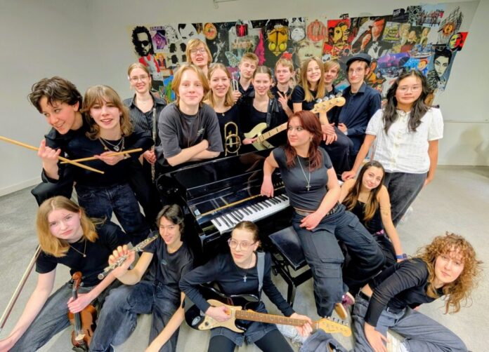 2026-07-03 DBG Big Band Seniors(c) Alex Otto (002) Die Bigband des Dietrich-Bonhoeffer-Gymnasiums spielt beim Partnerschaftskonzert am 14. Juli in der Stadthalle. Foto: Alex Otto