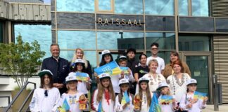 Erneut ukrainische Schülergruppe zu Gast in Ratingen Mit neuen Ratingen-Käppis ausgestattet, versammelte sich die ukrainische Schülergruppe mit ihren Lehrerinnen sowie den Betreuern vor Ort nach dem Empfang durch den stellvertretenden Bürgermeister Michael Droste (hintere Reihe links) vor dem Eingang zum Ratssaal. Foto: Stadt Ratingen
