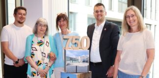 ÜMB-Verein übergibt Fotowürfel mit schönen Ratinger Motiven Vertreterinnen und Vertreter des Vereins für Über-Mittag-Betreuung übergaben Bürgermeister Patrick Anders einen schönen Fotowürfel, der nun den Galeriegang im Westflügel des Rathauses schmückt. Foto: Stadt Ratingen