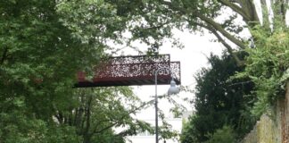 Ratingens Stadtgraben nun über neuen Stahlkoloss überwindbar Die Brücke schwebt über dem Stadtgraben. Foto: Stadt Ratingen