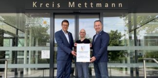 Kreis Mettmann wird Mitglied beim Olympiastützpunkt Rhein-Ruhr Kreisdirektor und Schuldezernent Philipp Gilbert, Simon Neubauer, Referent für Sport und Geschäftsführer des Ausschusses für den Schulsport, nehmen die Urkunde zur Aufnahme in die OSP-Regionalgemeinschaft Volker Lauer, Leiter Olympiastützpunkt, entgegen. Foto: Kreis ME