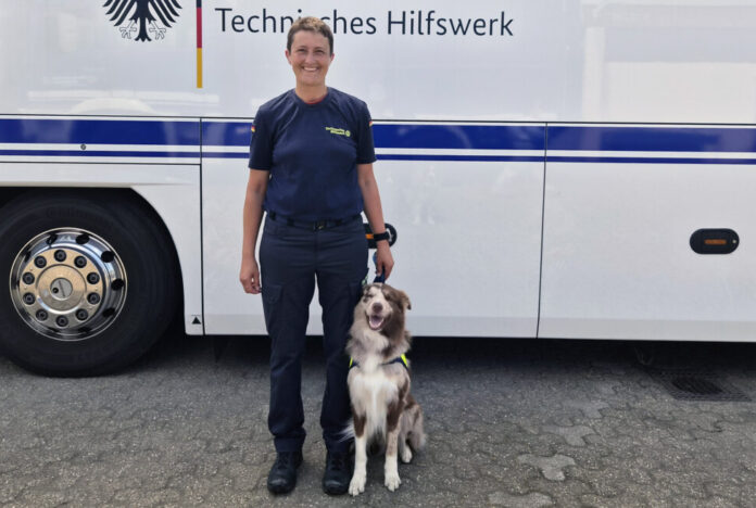 Nach ihrem Auslandseinsatz in Venezuela sind Christine und ihr Rettungshund Clooney stolz, sichtlich geschafft, aber gesund nach Ratingen zurückgekehrt. Foto: THW/Sebastian Vogler Nach ihrem Auslandseinsatz in Venezuela sind Christine und ihr Rettungshund Clooney stolz, sichtlich geschafft, aber gesund nach Ratingen zurückgekehrt. Foto: THW/Sebastian Vogler