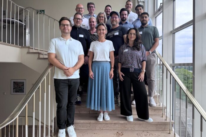 20260708_ME&MyStart-up Landrätin Dr. Bettina Warnecke (Mitte) mit den Gründerinnen und Gründern, die ihre Geschäftsidee am Mittwoch vorgestellt haben, sowie den Mitarbeitenden der Wirtschaftsförderung bei der Veranstaltung „ME & My Start-up“. Foto: Kreis Mettmann