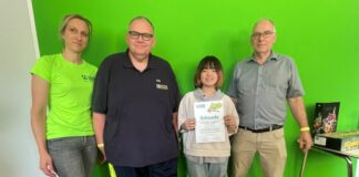 Schülerlotsenwettbewerb: Erfolgreiche Teilnahme aus dem Kreis Mettmann Jessica Werner (Vorsitzende Kreisverkehrswacht), Rainer Jungemann (Ausbilder Schülerlotsen), Ayum Takahashi, Jörg Weinrich Geschäftsführer Landesverkehrswacht. Foto: Kreisverkehrswacht
