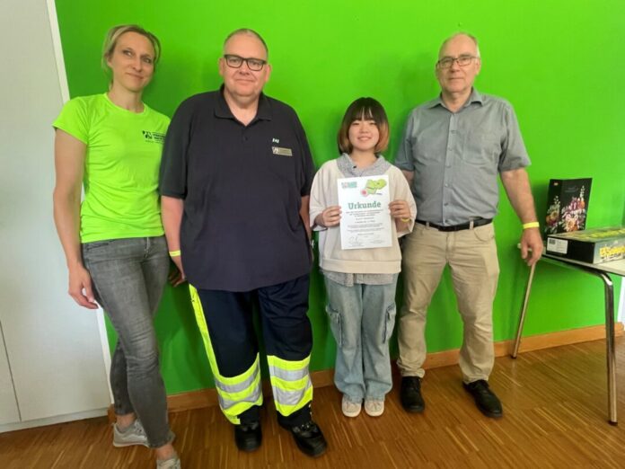 Jessica Werner (Vorsitzende Kreisverkehrswacht), Rainer Jungemann (Ausbilder Schülerlotsen), Ayum Takahashi, Jörg Weinrich Geschäftsführer Landesverkehrswacht. Foto: Kreisverkehrswacht Jessica Werner (Vorsitzende Kreisverkehrswacht), Rainer Jungemann (Ausbilder Schülerlotsen), Ayum Takahashi, Jörg Weinrich Geschäftsführer Landesverkehrswacht. Foto: Kreisverkehrswacht