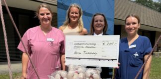Trösteteddys als kuschelige Verstärkung für die Kinderstation Von links: Dr. med. Daniela Lubitz (Oberärztin, Klinik für Kinderheilkunde), Sabrina Ziss (Kinderhilfe Diekholzen), Manuela Kaufhold (Office Managerin, Rechtsanwaltskanzlei HEUKING, Standort Düsseldorf), Vanessa Pleunis (Stv. Pflegerische Abteilungsleitung der Kinderstation) Foto: Kinderhilfe Diekholzen