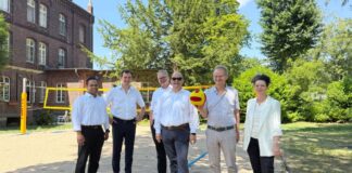 Outdoor-Sportpark an Nightingale-Klinik für Psychiatrie erweitert Thomas Hano Thomas Moor, NRP – Teamleader, Kereis Deutschland; Thomas Köhler, Geschäftsführer Kereis Deutschland; Pfarrer Jonas Marquardt, Theologischer Vorstand, Kaiserswerther Diakonie; Dr. med. Holger Stiller, Vorstand Kaiserswerther Diakonie und Geschäftsführer Florence-Nightingale-Krankenhaus; Prof. Dr. med. Joachim Cordes, Chefarzt Klinik für Psychiatrie, Psychotherapie und Psychosomatik; Christine Taylor, Geschäftsführerin der Förderstiftung der Kaiserswerther Diakonie Foto: Kaiserswerther Diakonie
