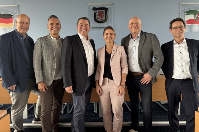 20260723_Hildener Industrieverein im Kreishaus Landrätin Bettina Warnecke und Dirk Haase (li.), Leiter des Amtes für Organisation und Wirtschaftsförderung, haben sich mit dem Vorstand der Hildener Industrie-Vereins getroffen. Foto: Kreis Mettmann