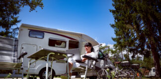 Camper-Urlaub: Was bei Waldbrandgefahr wichtig ist Die Verbraucherzentrale NRW gibt Tipps zur Reisevorbereitung, zum Versicherungsschutz und zu den Rechten im Ernstfall. Foto: VZ NRW/adpic