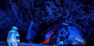 Unfall in Ratingen: Autofahrer wollte Wildschwein ausweichen Das Auto landete im Gestrüpp. Foto: Feuerwehr Ratingen