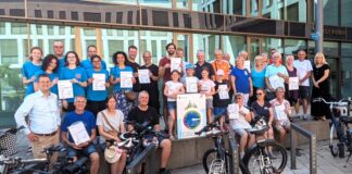 Ratingen: 180.000 Fahrrad-Kilometer für ein besseres Klima Gruppenfoto der besten Stadtradlerinnen und Stadtradler nach der Siegerehrung durch Bürgermeister Patrick Anders in der Kantine des Rathauses. Foto: Stadt Ratingen