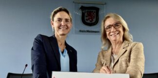 Kreis Mettmann: Freiwillige Strafzahlungen werden zur Spende Landrätin Bettina Warnecke überreicht Radio-Neandertal-Chefredakteurin Tatjana Pioschyk den Spendenscheck. Foto: Kreis Mettmann