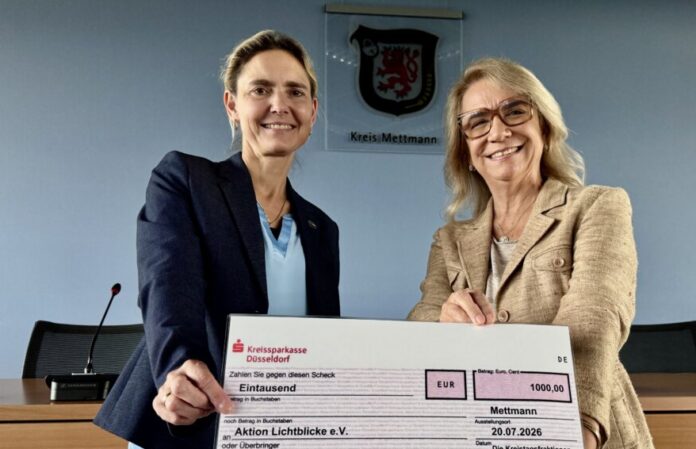 22220260720_Spende_Lichtblicke Landrätin Bettina Warnecke überreicht Radio-Neandertal-Chefredakteurin Tatjana Pioschyk den Spendenscheck. Foto: Kreis Mettmann