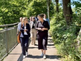 NRW-Förderung für den Neanderland-Steig NRW-Wirtschaftsministerin Mona Neubaur (rechts) im Gespräch mit Landrätin Bettina Warnecke. Foto: Kreis Mettmann