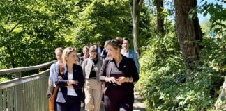 NRW-Förderung für den Neanderland-Steig NRW-Wirtschaftsministerin Mona Neubaur (rechts) im Gespräch mit Landrätin Bettina Warnecke. Foto: Kreis Mettmann