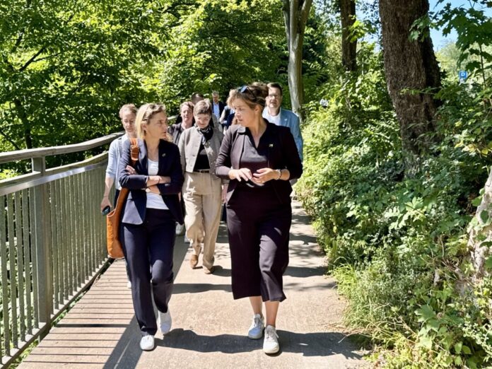 223202607_Mona_Neubaur_Neanderland_3 NRW-Wirtschaftsministerin Mona Neubaur (rechts) im Gespräch mit Landrätin Bettina Warnecke. Foto: Kreis Mettmann