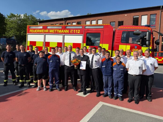 260701 Gruppenfoto Feuerwehr (002) Die Mettmanner Feuerwehr hat einen neuen Leiter: Sebastian Thews. Foto: Kreisstadt ME