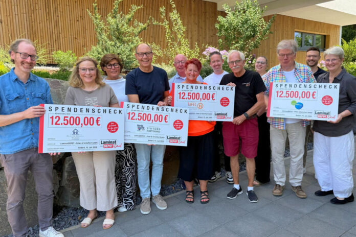 Strahlende Gesichter bei der Scheckübergabe: Marco Montenbruck (LaminatDEPOT), Wiebke Förster (Hilfe für Kinder e.V.), Brigitte Schaffart (Geschäftsführung LaminatDEPOT), Jörg Liebig (Netzwerk e.V. – Förderverein für die Stiftung Mary Ward), Frank Peter (Geschäftsführung LaminatDEPOT), Tanja Högström (Tafel Niederberg), Kevin Peter (Geschäftsführung LaminatDEPOT), Peter Böhme (Tafel Niederberg), Frauke Vorderwülbecke (LaminatDEPOT), Wolfgang Tamm (Hospizverein Niederberg), Thomas Janke (LaminatDEPOT), Regina Schnetzer (Hospizverein Niederberg). Foto: Laminatdepot Strahlende Gesichter bei der Scheckübergabe: Marco Montenbruck (LaminatDEPOT), Wiebke Förster (Hilfe für Kinder e.V.), Brigitte Schaffart (Geschäftsführung LaminatDEPOT), Jörg Liebig (Netzwerk e.V. – Förderverein für die Stiftung Mary Ward), Frank Peter (Geschäftsführung LaminatDEPOT), Tanja Högström (Tafel Niederberg), Kevin Peter (Geschäftsführung LaminatDEPOT), Peter Böhme (Tafel Niederberg), Frauke Vorderwülbecke (LaminatDEPOT), Wolfgang Tamm (Hospizverein Niederberg), Thomas Janke (LaminatDEPOT), Regina Schnetzer (Hospizverein Niederberg). Foto: Laminatdepot