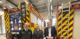 Klaus Wiener trifft neue Feuerwehr-Führungskräfte Austausch in Mettmann: Torsten Schlender und Sebastian Thews mit Klaus Wiener. Foto: Büro Klaus Wiener