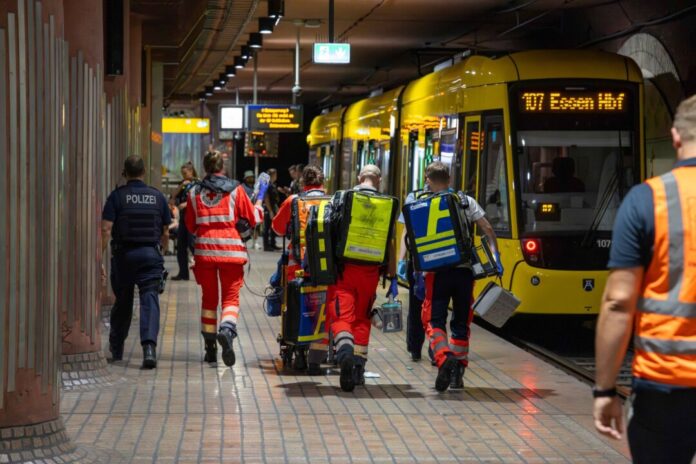 Frau in U-Bahn in Essen niedergestochen Einsatzkräfte haben sich noch am Bahnsteig um die verletzte Frau gekümmert.