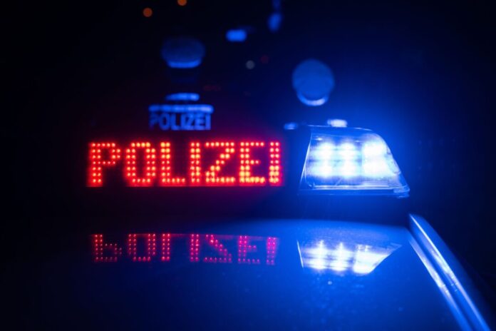 Illustration - Polizei Die Staatsanwaltschaft ermittelt gegen zwei Polizisten. (Symbolbild)
