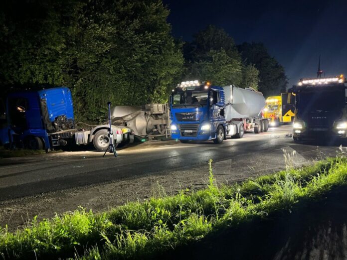 Lkw mit Gülle umgestürzt Die Straße blieb über viele Stunden gesperrt.