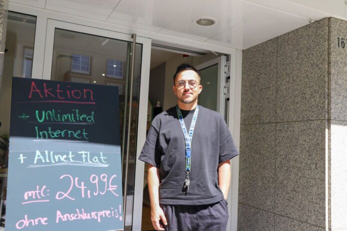 31_VE_Mobilfunk Ridvan Yaman lässt sich die gute Laune von dem negativen Erlebnis nicht verderben. Foto: Volkmann
