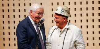 Steinmeier übergibt letzte Kohle an Haus der Geschichte Bundespräsident Frank-Walter Steinmeier brachte das letzte Stücke Steinkohle mit nach Bonn.