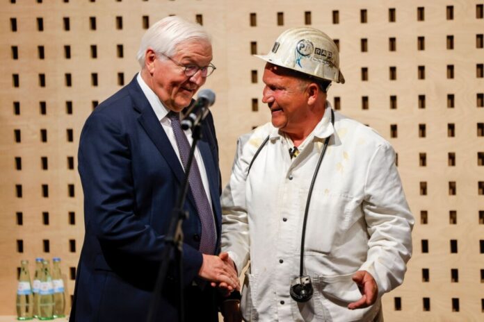 Bundespräsident Steinmeier übergibt letztes Stück Steinkohle Bundespräsident Frank-Walter Steinmeier brachte das letzte Stücke Steinkohle mit nach Bonn.
