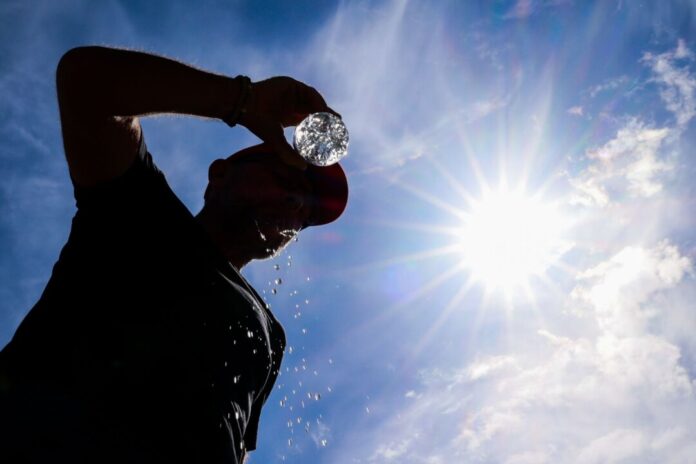 Sommerwetter in Düsseldorf Eine Abkühlung von den sommerlichen Temperaturen ist zum Wochenende in Sicht. (Symbolbild)