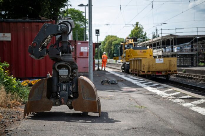 Sperrung der Bahnstrecke auf rechter Rheinseite «Eine Baumaßnahme dieser Größenordnung verläuft nie vollkommen reibungslos», sagt die Staatssekretärin. (Symbolbild)