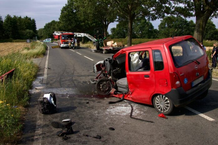 Autofahrer schwer verletzt nach Frontalcrash Bei einem Frontalzusammenstoß ist ein Autofahrer schwer verletzt worden.