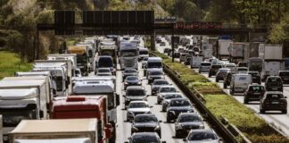 Ferien in Sicht – Zehn Tipps für eine entspannte Autoreise Zum Ferienstart in NRW droht Stau. (Symbolbild)