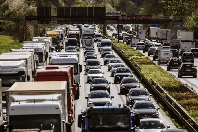 Verkehr auf NRW-Autobahn Zum Ferienstart in NRW droht Stau. (Symbolbild)