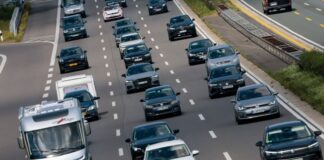 Endlich Ferien! Zehn Tipps für Reise, Ferienjob und Schule Zahlreiche Autos fahren auf der Autobahn. (Symbolbild)