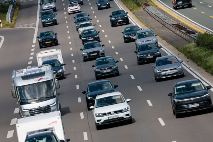 Staugefahr zum Start der Herbstferien Zahlreiche Autos fahren auf der Autobahn. (Symbolbild)