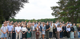 Auseinandersetzung mit den Folgen des Nationalsozialismus Die Teilnehmenden der Bildungsfahrt nach Ysselstein. Foto: Bezirksregierung Münster