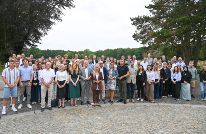 Die Teilnehmenden der Bildungsfahrt nach Ysselstein. Foto: Bezirksregierung Münster Die Teilnehmenden der Bildungsfahrt nach Ysselstein. Foto: Bezirksregierung Münster